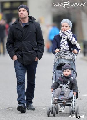 Naomi Watts et Liev Schreiber, avec leur fils Alexander dans les rues de NY