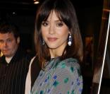 Jessica Alba en grande dame avec ses plateformes Louboutin, une mini-jupe noire et une blouse grise cinturée à motifs à la première de Sugar mercredi. Allez-vous l'élire meilleur look de la semaine ? 