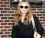 Julia Roberts en toute décontraction à son arrivée sur un plateau télé mardi. Manteau kimono cinturé + jean évasé = un look chic assuré. Avec les bonnes bottes et les lunettes parfaites, Julia Roberts brille par sa simplicite. 