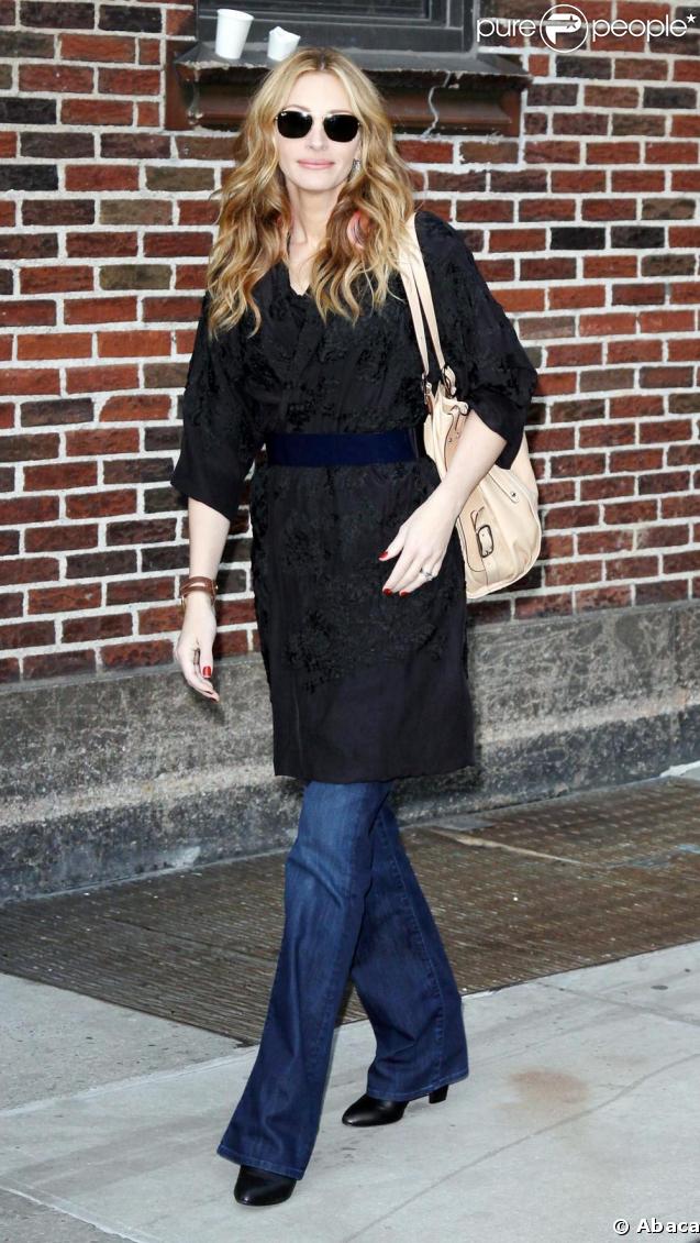Julia Roberts en toute décontraction à son arrivée sur un plateau télé mardi. Manteau kimono cinturé + jean évasé = un look chic assuré. Avec les bonnes bottes et les lunettes parfaites, Julia Roberts brille par sa simplicite. 