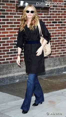 Julia Roberts en toute décontraction à son arrivée sur un plateau télé mardi. Manteau kimono cinturé + jean évasé = un look chic assuré. Avec les bonnes bottes et les lunettes parfaites, Julia Roberts brille par sa simplicite. 