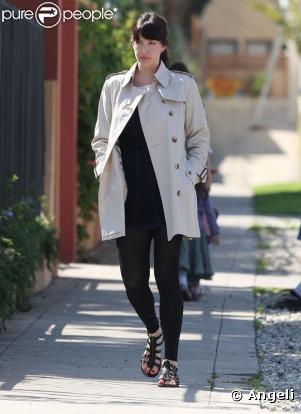 Liv Tyler sur le chemin de l'école de son fils en trench Burberrynn legging et robe noirs et spartiates assorties. Elle a fière allure Liv, et on adore !