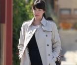 Liv Tyler sur le chemin de l'école de son fils en trench Burberrynn legging et robe noirs et spartiates assorties. Elle a fière allure Liv, et on adore ! 