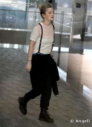 Drew Barrymore, la plus jolie des baroudeuses ! Pull marin rayé rouge à col bateau, bretelle noires accrochées à un pantalon loose et indispensables Doc Martens, on est fans !