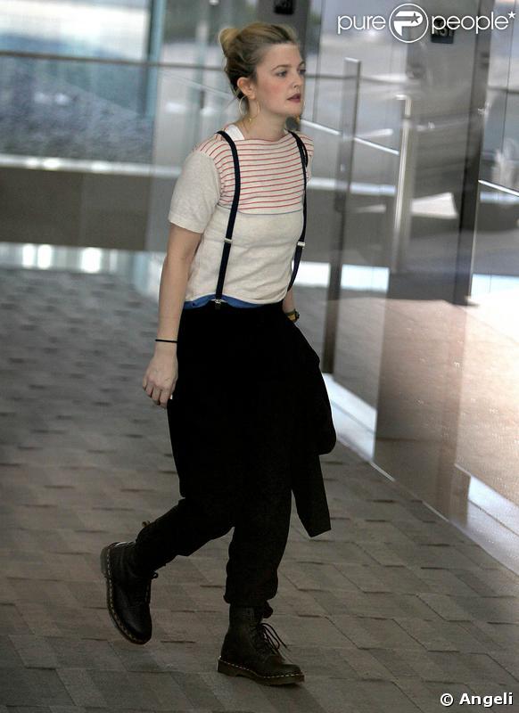 Drew Barrymore, la plus jolie des baroudeuses ! Pull marin rayé rouge à col bateau, bretelle noires accrochées à un pantalon loose et indispensables Doc Martens, on est fans ! 