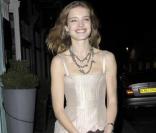 Natalia Vodianova à la première du film sur Valentino. Une robe bustier graphique crème sur un tregging noir, un look sage et rock. Vous aimez ? 