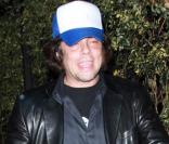 Eva Longoria n'en finit plus de recevoir ses amis, dont Benicio Del Toro, dans son restaurant Beso, pour son anniversaire ! L'acteur est reparti... les malles pleines, dirons-nous... 