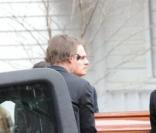 Les funérailles de Natasha Richardson dans l'église épiscopale de Millbrook dans l'état de New York le 22 mars 2009 : Liam Neeson et des proches portent le cercueil 