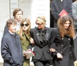 Les funérailles de Natasha Richardson dans l'église épiscopale de Millbrook dans l'état de New York le 22 mars 2009 : Liam Neeson, leurs fils Michael et Daniel, la soeur de Natasha, Joely Richardson et sa fille