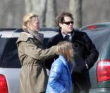 Uma Thurman accompagnée par sa fille et son fiancé Arpad Busson lors de funérailles de Natasha Richardson, le 22 mars 2009