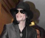 Michael Jackson quittant un centre médical avec ses enfants à Los Angeles le 23 mars 2009