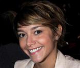 Couleur châtain pour Emma de Caunes lors de la Fashion Week à Paris