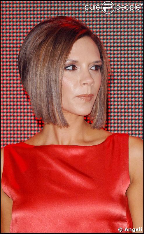 Victoria Beckham un véritable petit caméléon... Ici, les cheveux châtains à l'inauguration d'un Virgin à l'aéroport d'Heathrow en Angleterre, le 13 décembre 2007