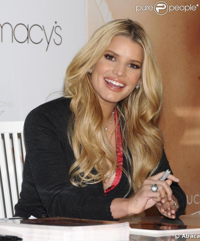 Jessica Simpson, toujours aussi blonde lors du lancement de son parfum Fancy, le 13 décembre 2008