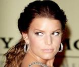 Même en brune, Jessica Simpson reste séduisante... Le 11 février 2007 à la soirée Sony BMG Grammy Awards à L.A