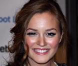 Leighton Meester, la brune incendiaire de Gossip Girl, ne l'a pas toujours été... Même si cette couleur lui va à ravir !!  Le 7 mars 2009 à New York