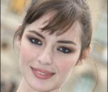 Louise Bourgoin, l'ex miss météo de Canal +  a fait son choix... Elle est brune et c'est tout !  Le 13 mars 2009 lors de la Fashion Week  à Paris