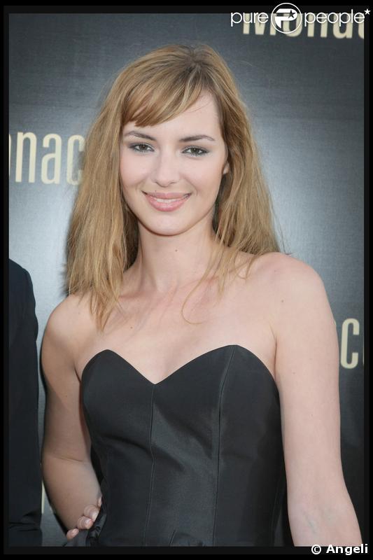 Terminé le blond vénitien que Louise Bourgoin arborait auparavant...  A la Première du film  La fille de Monaco , le 3 juillet 2008