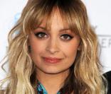 La très fashion Nicole Richie nous démontre encore une fois qu'elle a un pure style ! Brune, rousse et là en l'occurrence blonde, tout lui va !  Le 23 mars 2009 à L.A