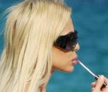Lèvres glossées de rose pour Shauna Sand à Miami Beach le 23 janvier 2009... Le maillot rose n'est pas mal non plus ! 