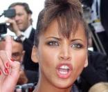 Rose délicat pour Noémie Lenoir... Make-up et robe, la belle n'a pas hésité ! 