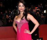 Aishwaria Rai, sublime en robe de soirée fushia à la première du film La Panthère Rose II à Berlin, le 13 février 2009 