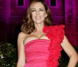 Liz Hurley porte une petite robe fushia qui dévoile ses charmes... Londres, le 16 octobre 2008 