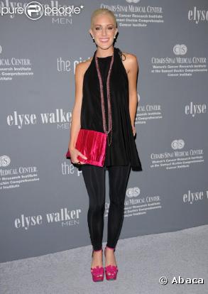 Heidi Montag en total look noir, qu'elle rehausse de la couleur phare du moment avec ses chaussures et sa pochette !