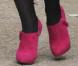 Lily Allen dans les rues de Londres le 12 septembre 2008... Elle a tout juste, elle porte des boots roses ! 