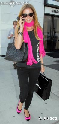 Nicky Hilton craque sur le fushia et ça se voit ! Echarpe et ballerines, elle a tout juste ! Shopping à Beverly Hills