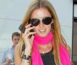 Nicky Hilton craque sur le fushia et ça se voit ! Echarpe et ballerines, elle a tout juste ! Shopping à Beverly Hills 