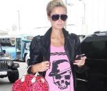 Comment parler de rose sans parler de la Barbie girl Paris Hilton... Sac Vuitton rose et t-shirt accordé, pour une balade à L.A c'est parfait !