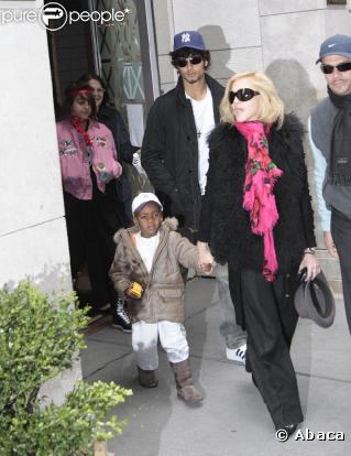 Madonna aussi adopte la pink attitude et porte un châle rose à la sortie du centre de la Kabbale. A New York le 28 février 2009