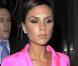 Victoria Beckham a opté pour le total look avec une robe portefeuille rose fluo 