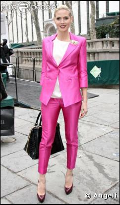 Heidi Klum a opté pour le total look avec un tailleur signé Matthew Williamson