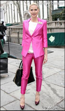 Heidi Klum a opté pour le total look avec un tailleur signé Matthew Williamson