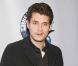Célibataire, John Mayer cherche du réconfort... auprès de jolies filles !