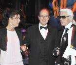 Caroline de Hanovre, le prince Albert II et Karl Lagerfeld, lors du 55e Bal de la Rose, qui s'est tenu le 28 mars 2009, dans la principauté de Monaco !
