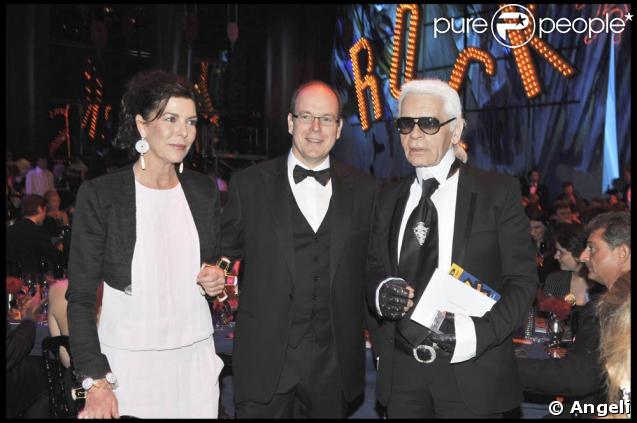 Caroline de Hanovre, le prince Albert II et Karl Lagerfeld, lors du 55e Bal de la Rose, qui s'est tenu le 28 mars 2009, dans la principauté de Monaco !