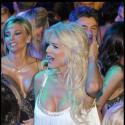 Une Victoria Silvstedt très décolletée... Karl Lagerfeld, Jimmy Cliff et Stéphane Bern, invités au Bal de la Rose !
