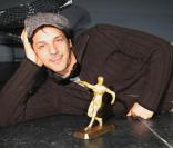 Tomer Sisley recevant Le Prix Rémy Julienne en sa présence le 29 mars 2009 durant le Festival du film de Valenciennes