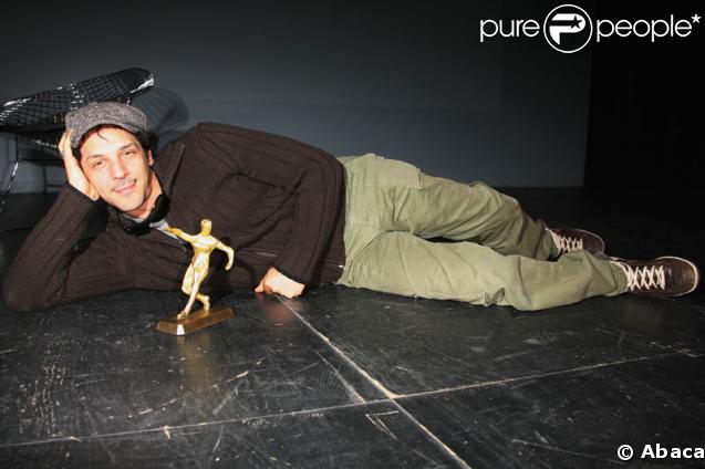 Tomer Sisley recevant Le Prix Rémy Julienne en sa présence le 29 mars 2009 durant le Festival du film de Valenciennes
