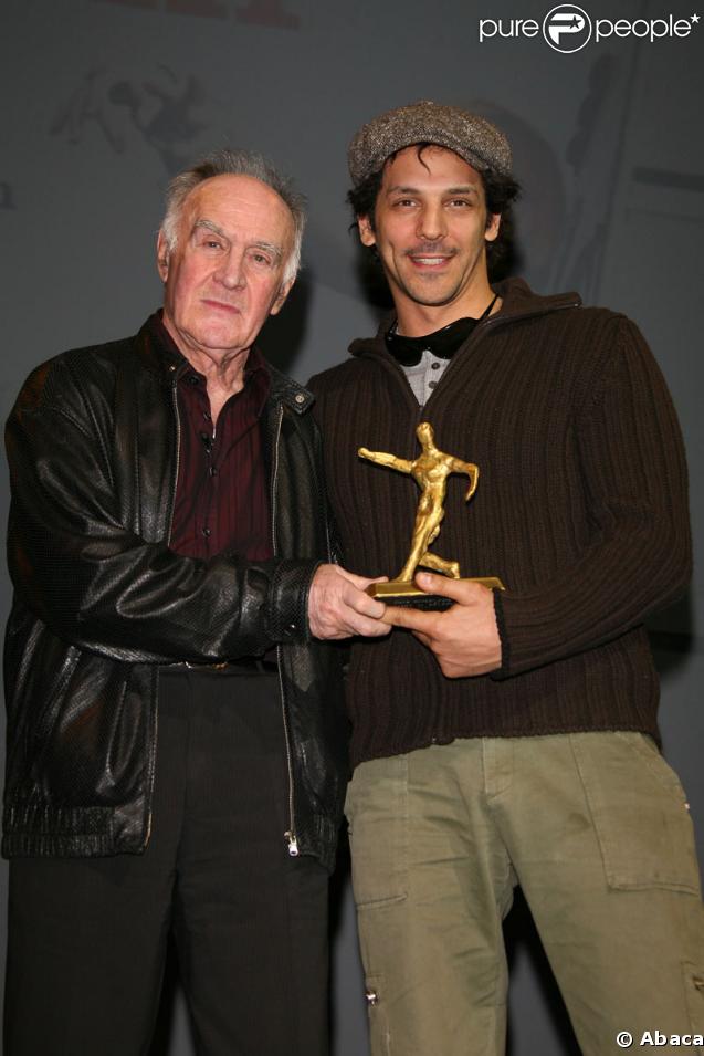 Tomer Sisley recevant Le Prix Rémy Julienne en sa présence le 29 mars 2009 durant le Festival du film de Valenciennes