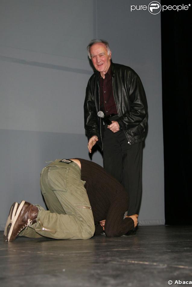 Tomer Sisley recevant Le Prix Rémy Julienne en sa présence le 29 mars 2009 durant le Festival du film de Valenciennes