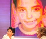Rachida Dati et Mireille Dumas sur le plateau. En fond, une photo de la ministre quand elle était petite. 