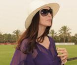Monica Bellucci très raffinée en pantalon ample blanc et chemisier transparent en mousseline violet ! Le 27 mars 2009 à Dubaï 