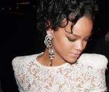  Rihanna arborait un look so glam' à Hollywood le 26 mars 2009... Jupe moulante taille haute et haut blanc en dentelle ! 
 &nbsp; 
 
