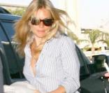 Sienna Miller en jean retroussé et chemise à fines rayures... Simple et efficace ! A l'aéroport de L.A 