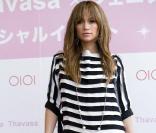 Jennifer Lopez en legging noir, pull à rayures noires et blanches et sandales Fegarramo pour la promo des sacs Samantha Thavasa, à Tokyo le 29 mars 2009 