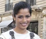 Freida Pinto le 10 mars 2009 à Paris pour le défilé Chanel